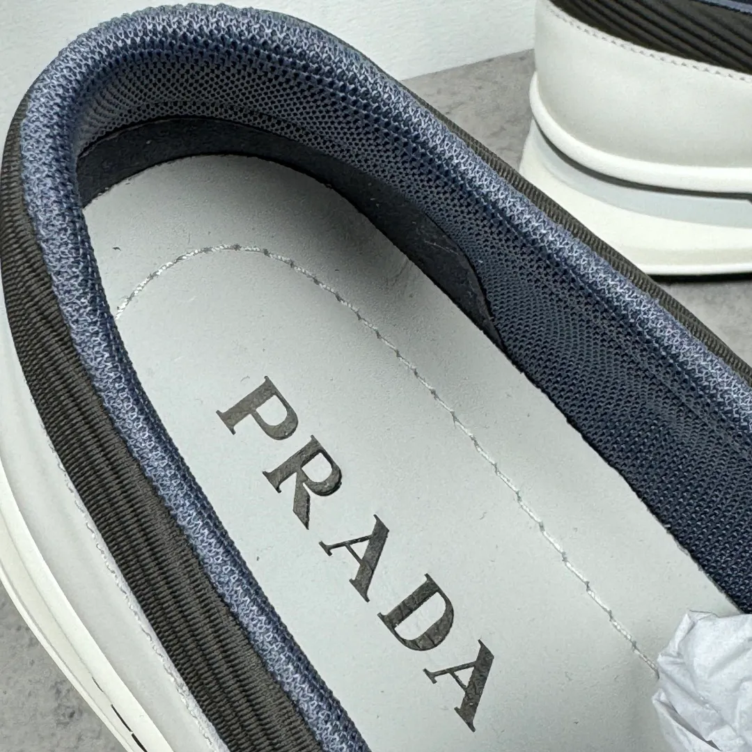 Batch 700 Prada/Prada men's matte leather thick-soled lightweight loafers! Casual fit, lightweight rubber sole slip-on driving shoes, matte calfskin wrapped around the entire upper, front body in pebbled calfskin/soft cloth, two styles available! Decorated with genuine leather buckle, front decorative details of PRADA silver letters, genuine leather feet, classic silver letter logo badge details, technical mesh lining, push-on opening and closing method, convenient and comfortable, cool and breathable! Paired with a lightweight, sporty functional thick sole, it is extremely comfortable on the feet and will not be tiring after long-term wear. It is available in multiple colors to meet different matching needs and comes with a complete package! Size: 39-40-41-42-43-44 Leather shoe size Item number: 2EE915 leather cloth white gray